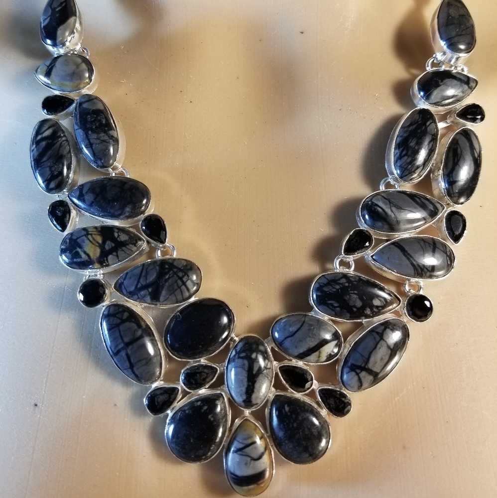 FABULOUS NECKLACE NWOT